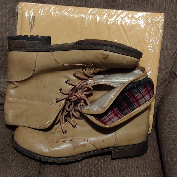 Boots - Picture 3 of 5